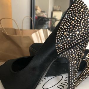 Steve Madden peep toe black heels with diamonds